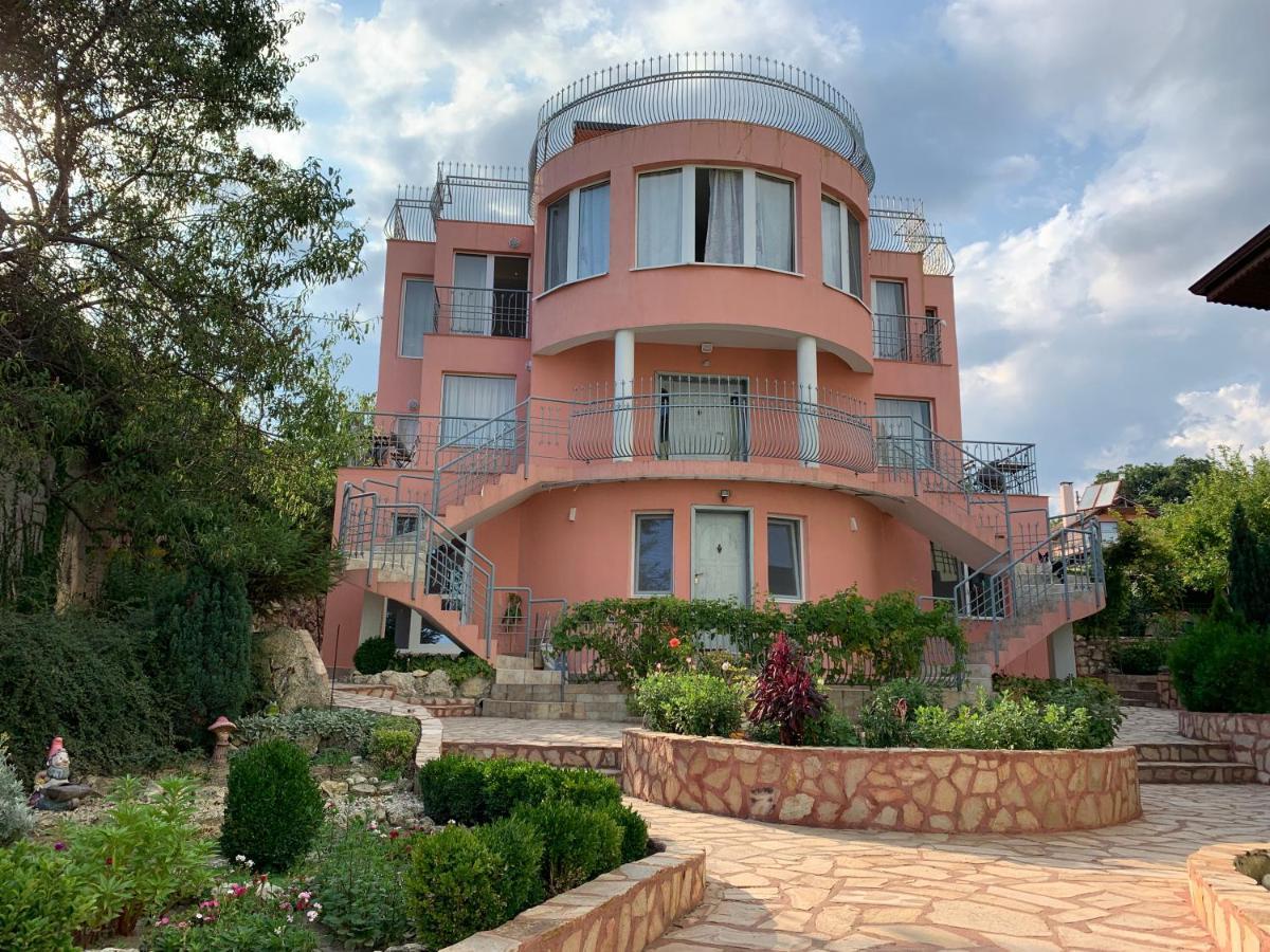 וארנה Sunray Guest House, Private Rooms & Apartment With Lovely Sea View מראה חיצוני תמונה