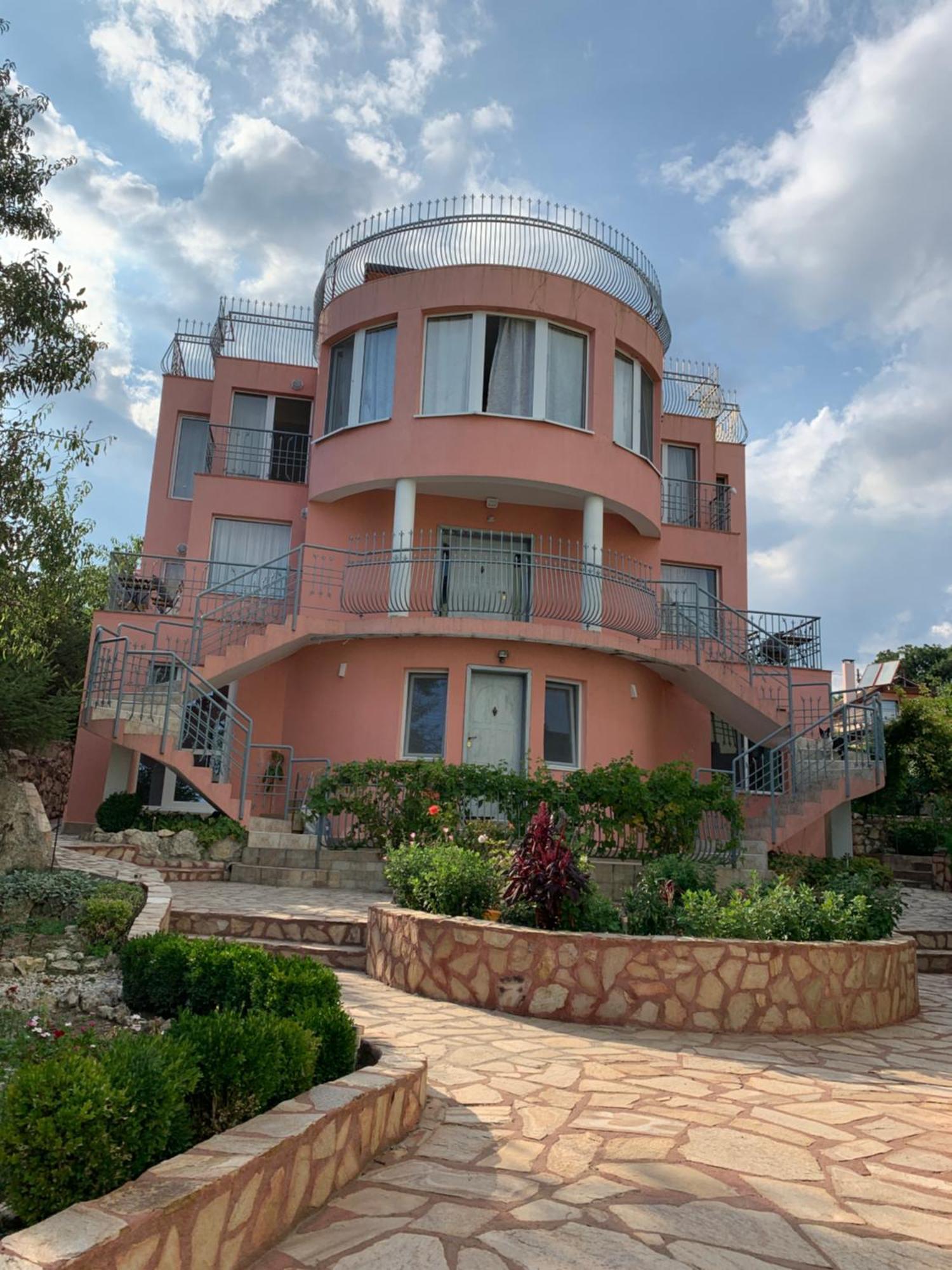 וארנה Sunray Guest House, Private Rooms & Apartment With Lovely Sea View מראה חיצוני תמונה