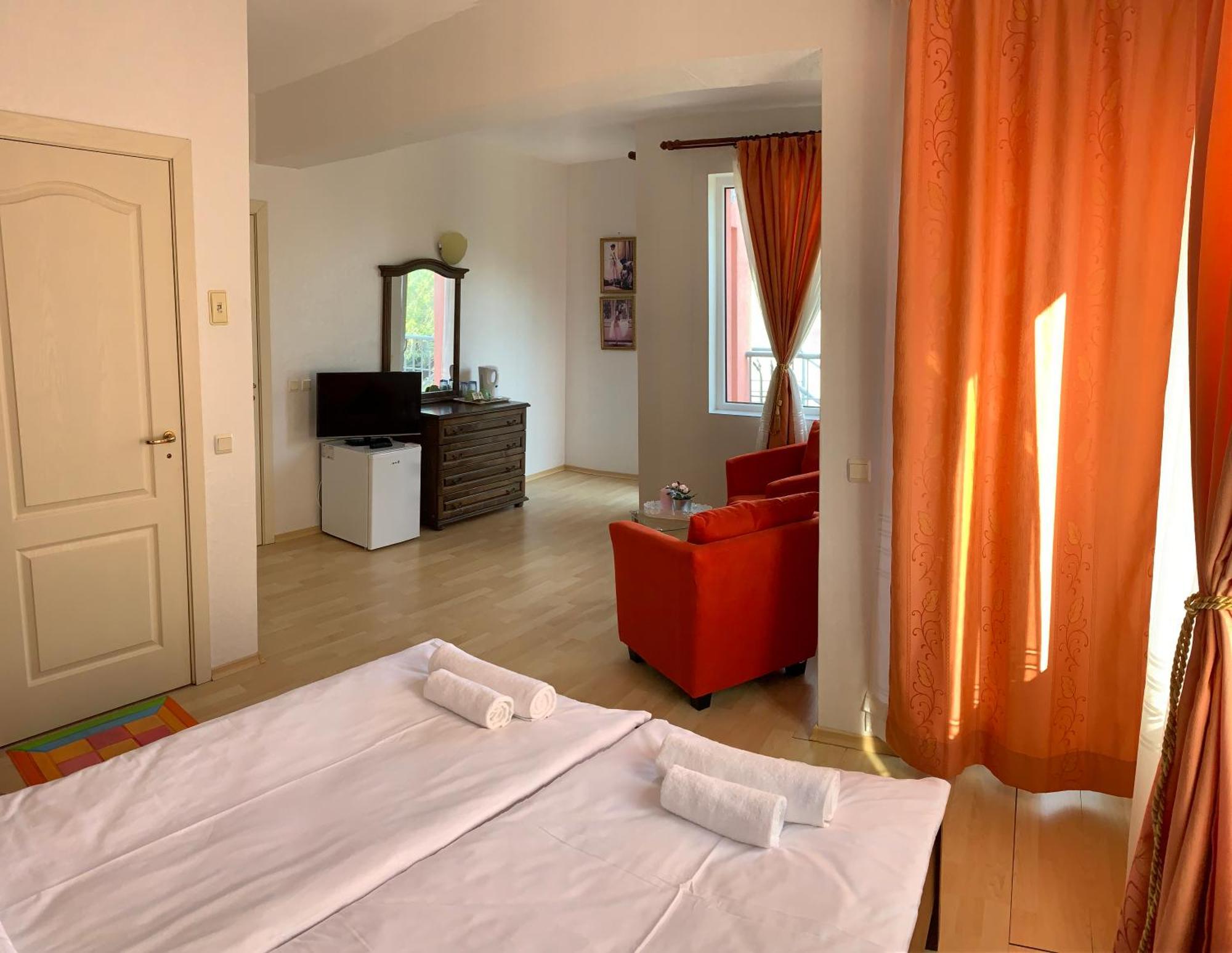 וארנה Sunray Guest House, Private Rooms & Apartment With Lovely Sea View מראה חיצוני תמונה