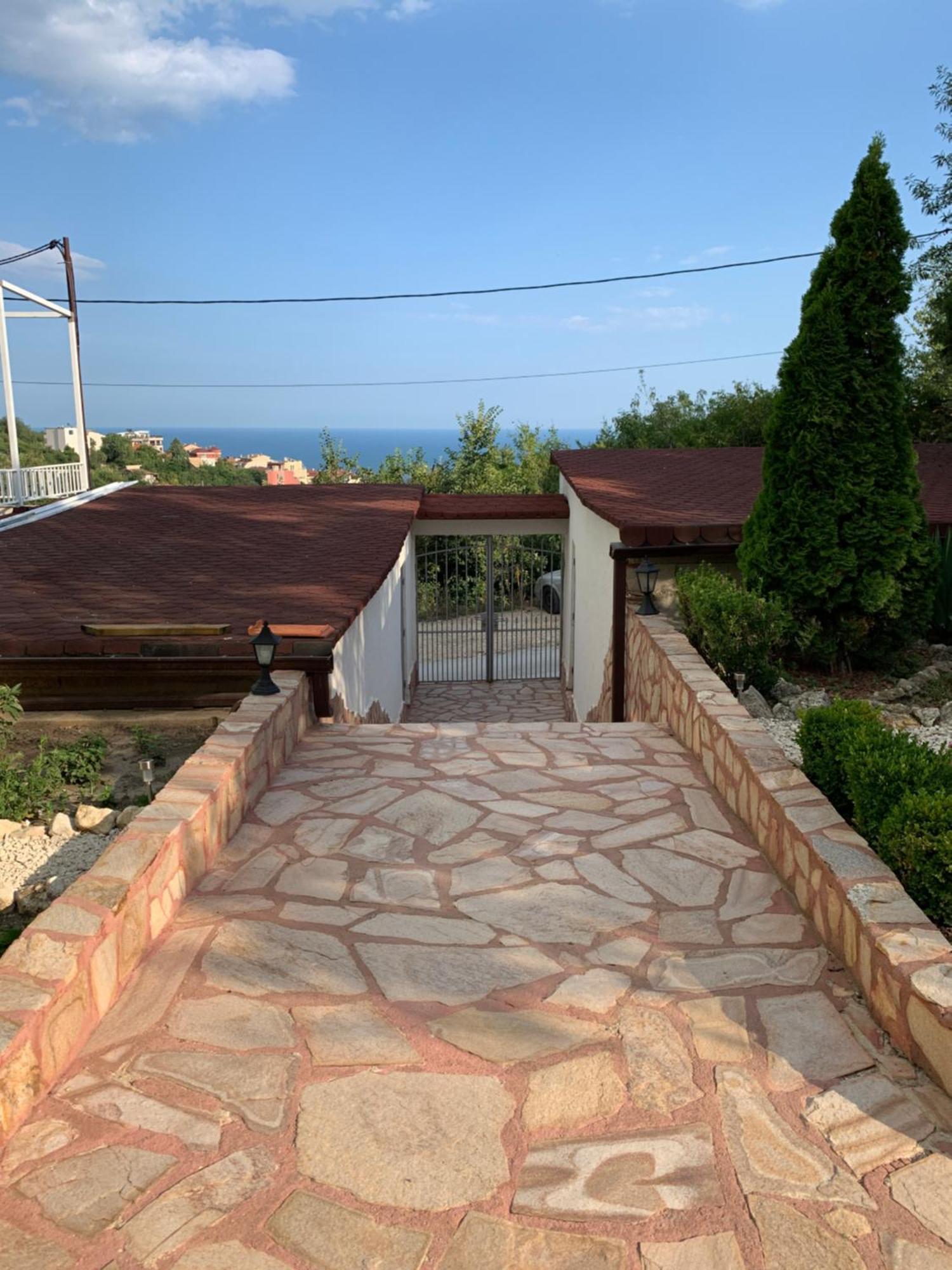וארנה Sunray Guest House, Private Rooms & Apartment With Lovely Sea View מראה חיצוני תמונה