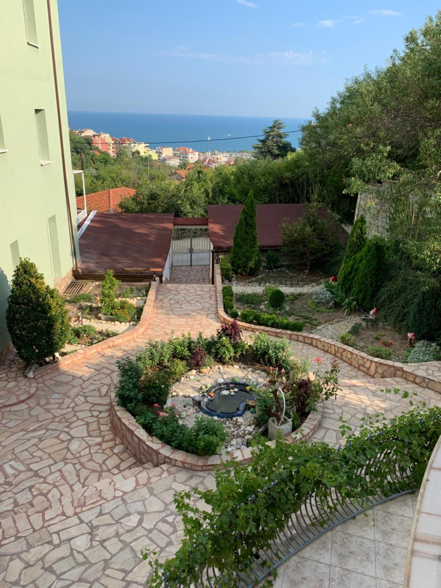 וארנה Sunray Guest House, Private Rooms & Apartment With Lovely Sea View מראה חיצוני תמונה