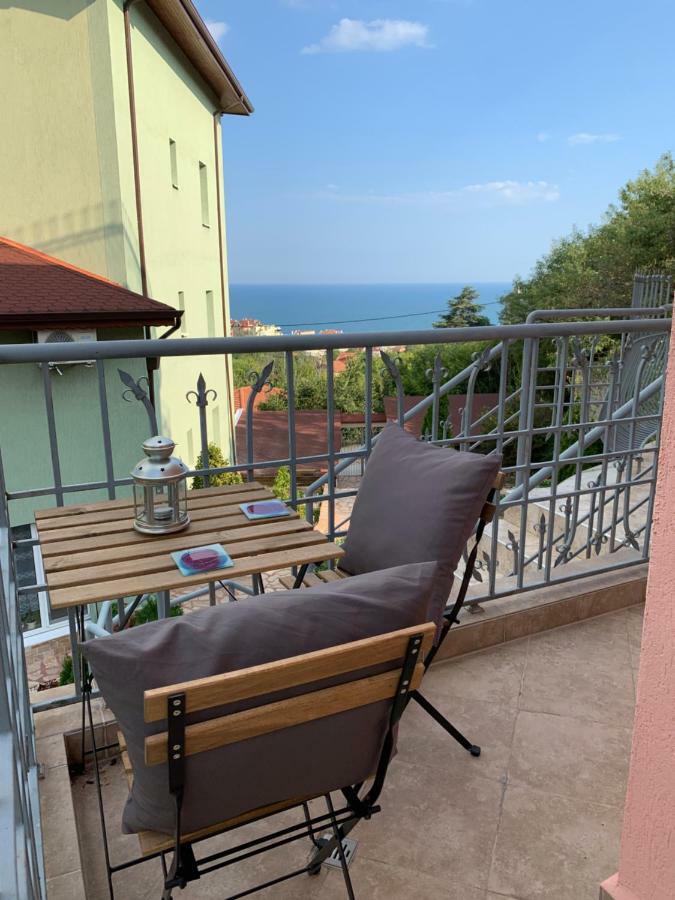 וארנה Sunray Guest House, Private Rooms & Apartment With Lovely Sea View מראה חיצוני תמונה